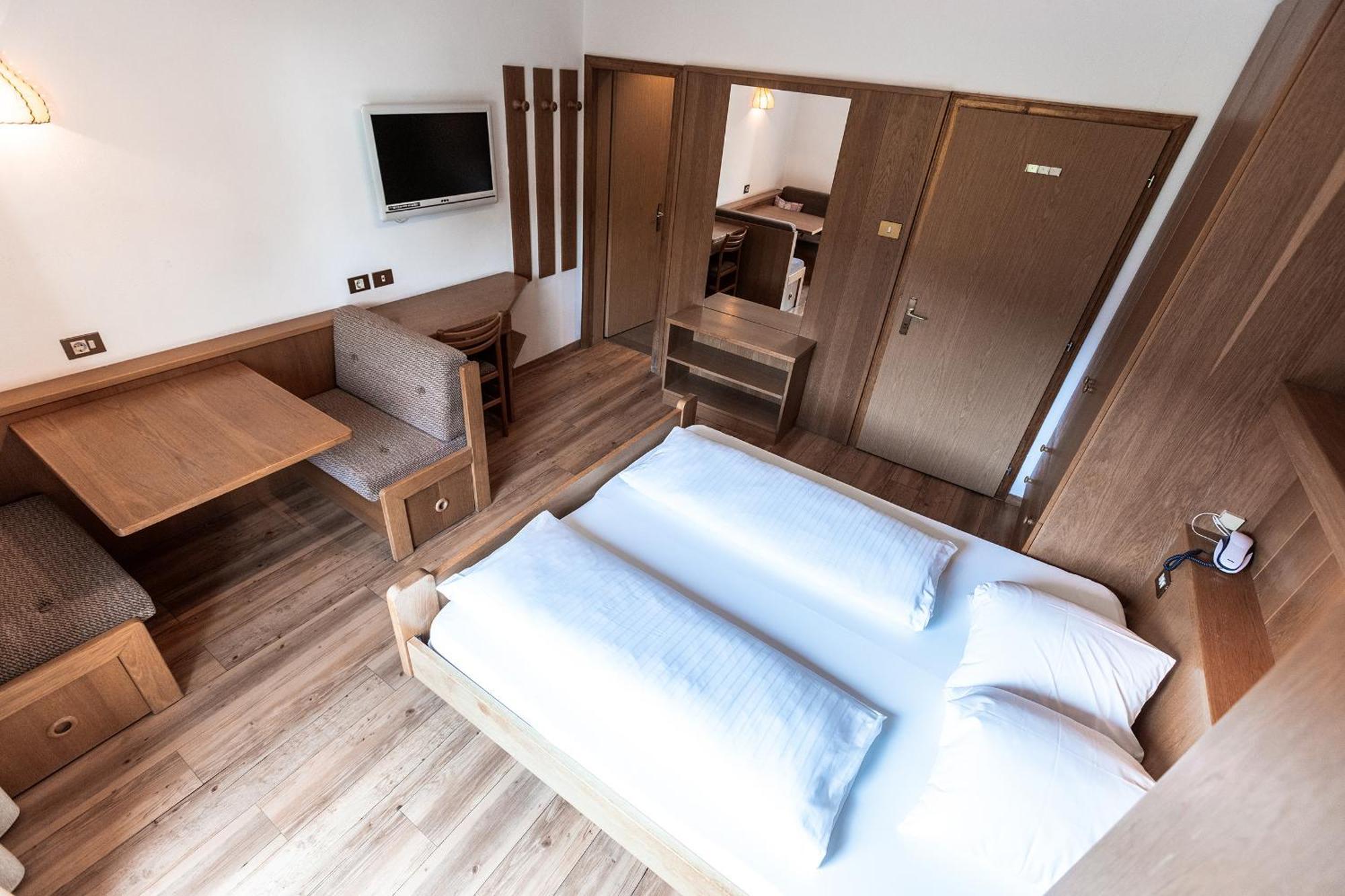 Hotel Zum Loewen - Al Leone Meltina Exteriör bild